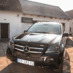 Czarny Mercedes GL po detailingu przed warsztatem Jasiu Garage