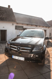 Czarny Mercedes GL po detailingu przed warsztatem Jasiu Garage