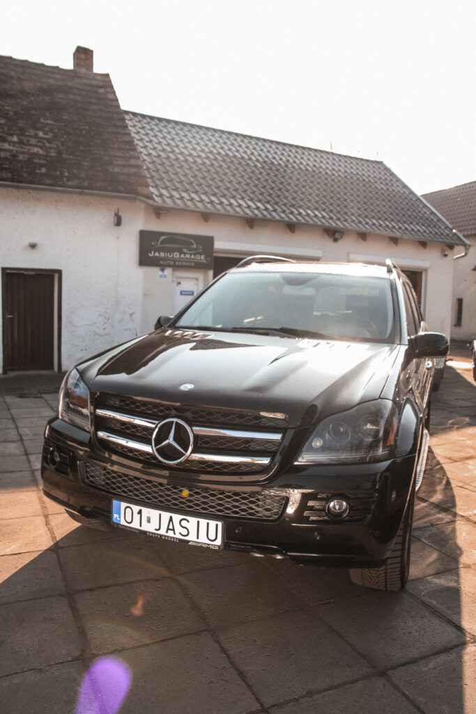 Czarny Mercedes GL po detailingu przed warsztatem Jasiu Garage