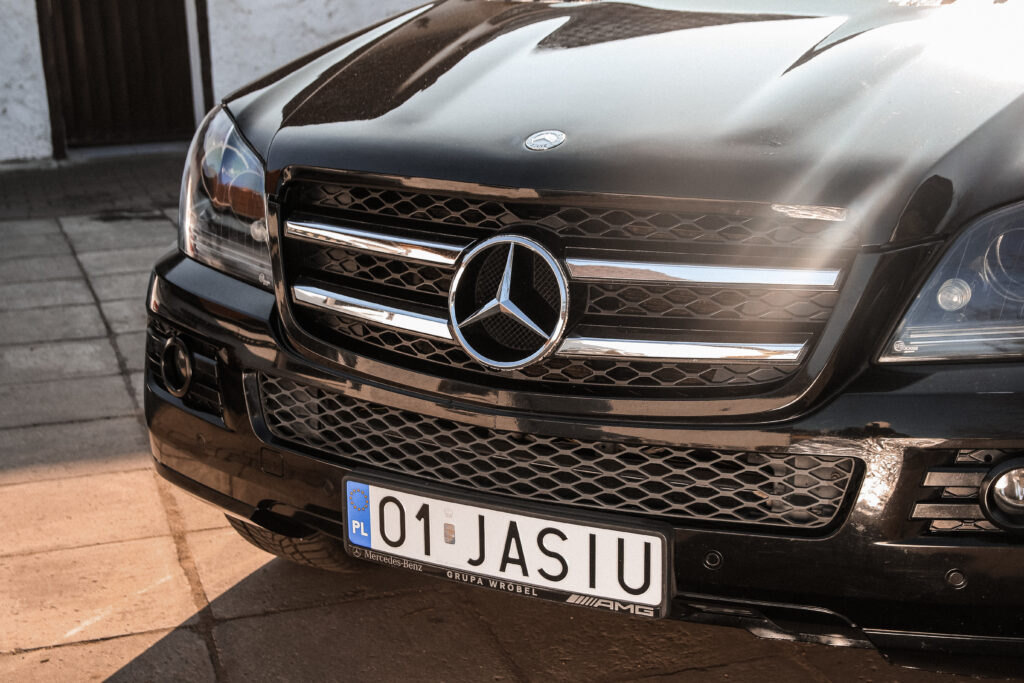 Przód czarnego Mercedesa GL po detailingu – błyszczący lakier i grill