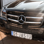 Przód czarnego Mercedesa GL po detailingu – błyszczący lakier i grill