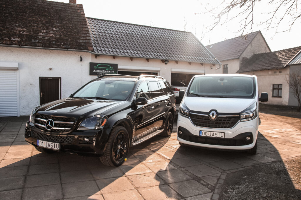 Mercedes GL i Renault Trafic do wynajmu przed warsztatem Jasiu Garage