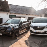 Mercedes GL i Renault Trafic do wynajmu przed warsztatem Jasiu Garage