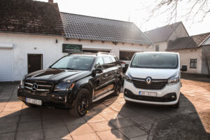 Mercedes GL i Renault Trafic do wynajmu przed warsztatem Jasiu Garage