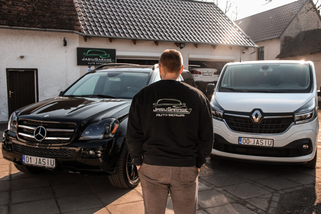 Warsztat Jasiu Garage w Chróścicach – Mercedes i Renault Trafic przed budynkiem