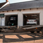Laweta do transportu aut przed warsztatem Jasiu Garage w Chróścicach