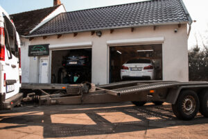 Laweta do transportu aut przed warsztatem Jasiu Garage w Chróścicach