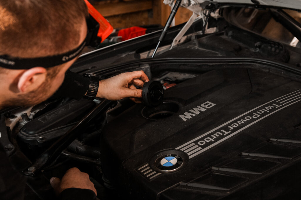 Mechanik przy silniku BMW TwinPower Turbo podczas serwisu