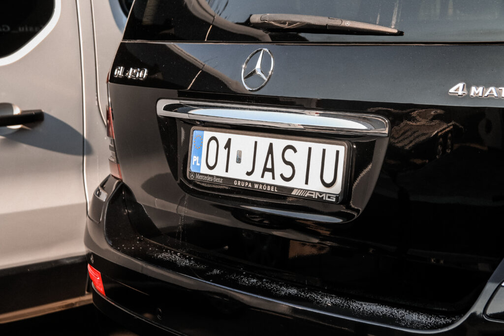 Tył czarnego Mercedesa GL z tablicą rejestracyjną JASIU