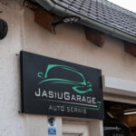 Szyld warsztatu Jasiu Garage Auto Serwis na budynku w Chróścicach